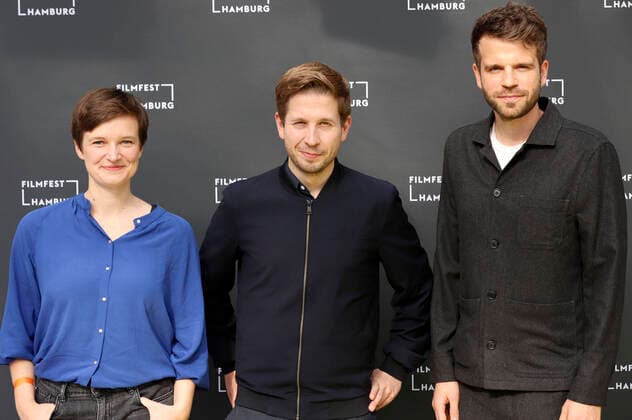 Bilder des Jahres 2021, Entertainment 10 Oktober Entertainment Themen der Woche KW39 Entertainment Bilder des Tages Katharina Schiele, Kevin Kühnert und Lukas Stratmann bei der Premiere des ARD-Dokumentarfilms Kevin Kühnert und die SPD auf dem 29. Filmfest Hamburg 2020 im Cinemaxx Dammor. Hamburg, 02.10.2021 *** Katharina Schiele, Kevin Kühnert and Lukas Stratmann at the premiere of the ARD documentary Kevin Kühnert and the SPD at the 29 Filmfest Hamburg 2020 at Cinemaxx Dammor Hamburg, 02 10 2021 Foto:xgbrcix xFuturexImage