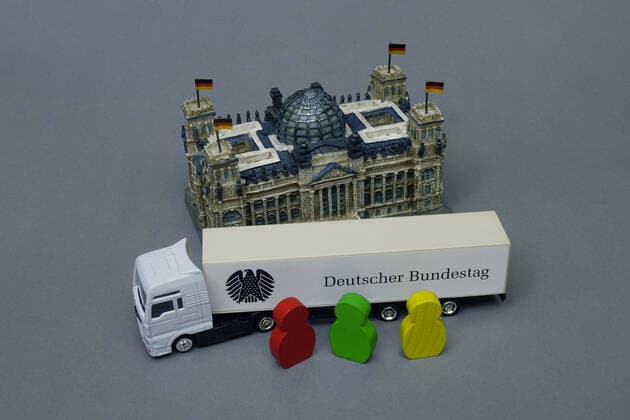 Model of the Reichstag and truck with figures Models of the Reichstag and truck with figures, 01 10 2021, Borkwalde, Brandenburg, In front of the model of the Reichstag stands a truck of the German Bundestag with figures in party colours