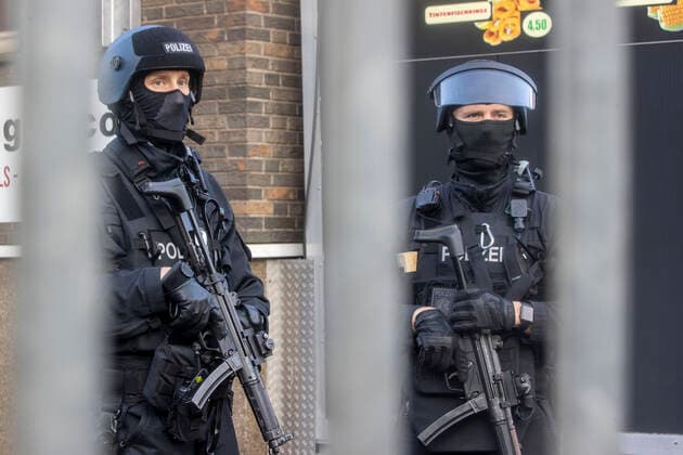 02.09.2021 , Duisburg , NRW. weite Razzia gegen die Hells Angels in diversen Lokalitäten , Clubhäusern und Bordellen , hier an einem Bordell an der Vulkanstraße in Duisburg. Polizisten im Einsatz. *** 02 09 2021 , Duisburg , NRW wide raid against the Hells Angels in various localities , clubhouses and brothels , here at a brothel on Vulkanstraße in Duisburg police officers in action