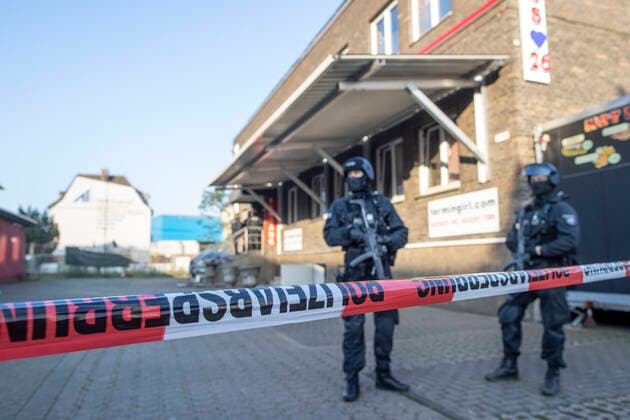 02.09.2021 , Duisburg , NRW. weite Razzia gegen die Hells Angels in diversen Lokalitäten , Clubhäusern und Bordellen , hier an einem Bordell an der Vulkanstraße in Duisburg. Polizisten im Einsatz. *** 02 09 2021 , Duisburg , NRW wide raid against the Hells Angels in various localities , clubhouses and brothels , here at a brothel on Vulkanstraße in Duisburg police officers in action