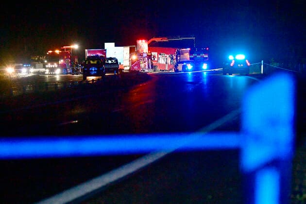 Bilder des Jahres 2021, News 10 Oktober News Themen der Woche KW39 News Bilder des Tages The scene after an accident between a car and a lorry earlier on October 03, 2021 outside the town Markaryd in Sweden. Three people died in the accident one of them is the Swedish artist Lars Vilks and the other two were police officers. Lars Vilks has had a permanent police protection and body guards after several attempts have been made to attack him. He has been under constant threat after portraying the prophet Muhammad as a dog. MARKARYD SWEDEN x50090x *** The scene after an accident between a car and a lorry earlier on October 03, 2021 outside the town Markaryd in Sweden Three people died in the accident one of them is the Swedish artist Lars Vilks and the other two were police officers Lars Vilks has had a permanent police prote  Copyright: xJohanxNilsson TTx ACCIDENT SWEDEN LARS VILKS