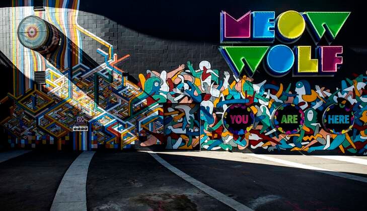 Bilder des Jahres 2021, Entertainment 10 Oktober Entertainment Themen der Woche KW39 Entertainment Bilder des Tages October 03, 2021 - Denver, Colorado, USA. - Convergence Station, an immersive art experience by the creative team at Meow Wolf, has opened in the Sun Valley neighborhood of Denver. Fashioned by sculptors, fiber artists and technologists, Convergence Station features four floors filled with 79 unique installations, including cavernous spaces 30 feet high. Guests discover psychedelic, mind-bending art and an underlying rich narrative, taking them on a journey of discovery into a surreal, science fictional epic story. Denver U.S. - ZUMAce6_ 20211003_zaf_ce6_033 Copyright: xBrianxCahnx
