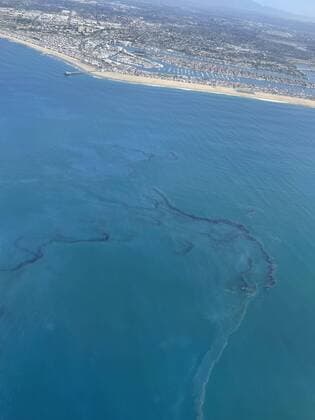 Bilder des Jahres 2021, News 10 Oktober News Themen der Woche KW39 News Bilder des Tages A pipeline failure off the coast of Orange County, California on Saturday (02October2021) caused at least 126,000 gallons of oil to spill into the Pacific Ocean. According to U.S. Coast Guard officials the spill has created a 13-square-mile slick that continued to grow on Sunday. They said crews from 14 boats were involved in a cleanup on Sunday, recovering around about 3,150 gallons of oil. They deployed 5,360 feet of boom to create a floating barrier that helps contain the oil. Despite their efforts, dead fish and birds washed ashore in some places as cleanup crews raced to try to contain the spill - creating a slick that extended from Huntington Beach to Newport Beach in Orange County. These images show U.S. Coast Guard cleanup effo Copyright: xx 50719848 EDITORIAL USE ONLY. NOT FOR USE BY NEWSPAPERS BASED IN THE UK.
