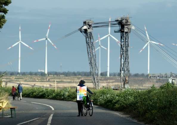 DEU , DEUTSCHLAND : Rheinisches Braunkohlerevier : in Luetzerath arbeitet am Ortsrand ein Abbaubagger im Braunkohletagebau , Klimaaktivisten versuchen den Abriss des Ortes zu verhindern , 01.10.2021 DEU , GERMANY : at the edge of Luetzerath near the Rhenish Lignite Mining Site an excavator is working in the lignite brown coal open pit mining , activists are trying to prevent the demolition of the village , 01.10.2021 *** DEU , DEUTSCHLAND Rheinisches Braunkohlerevier at the edge of Luetzerath near the Rhenish Lignite Mining Site an excavator is working in the lignite brown coal open pit mining , activists are trying to prevent the demolition of the village , 01 10 2021 DEU , GERMANY