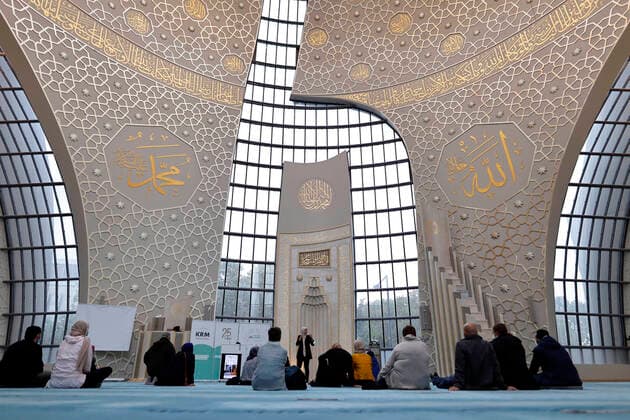 Architektur von Gottfried Böhm Innenansicht der Moschee beim Tag der offenen Moschee in der DITIB Zentralmoschee in Ehrenfeld. Köln, 03.10.2021 *** Interior view of the mosque during the open mosque day at the DITIB central mosque in Ehrenfeld Cologne, 03 10 2021 Foto:xC.xHardtx xFuturexImage