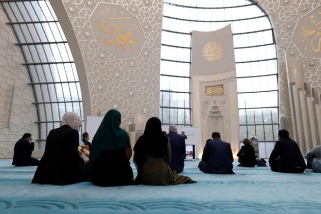 Besucher der Moschee beim Tag der offenen Moschee in der DITIB Zentralmoschee in Ehrenfeld. Köln, 03.10.2021 *** Visitors of the mosque during the open mosque day in the DITIB central mosque in Ehrenfeld Cologne, 03 10 2021 Foto:xC.xHardtx xFuturexImage