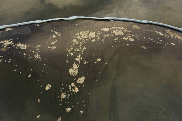 IMAGO Nature: Unsere Erde, Ressourcen, Erdöl A boom, a temporary floating barrier to contain oil which seeped into Talbert Marsh, home to around 90 bird species, is pictured holding back droplets of oil after a 126,000-gallon oil spill from an offshore oil platform on October 3, 2021 in Huntington Beach, California. The spill forced the closure of the popular Great Pacific Airshow with authorities urging people to avoid beaches in the vicinity.  LAP2021100408 JIM
