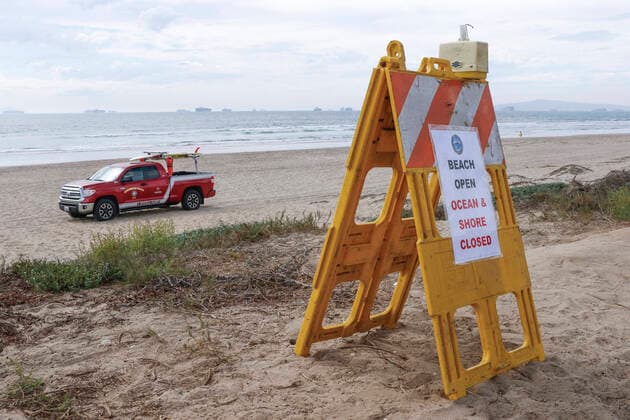 October 4, 2021, Huntington Beach, California, USA: October 4th 2021, Huntington Beach, California, USA: Environmental volunteers continue cleanup oil and residue that has washed ashore at Bolsa Chica State Beach and the Bolsa Chica Wetlands. The pipeline oil spill has resulted in beach closures along a twenty mile stretch of Orange County. Huntington Beach USA - ZUMAl167 20211004_znp_l167_003 Copyright: xRonxLyonx
