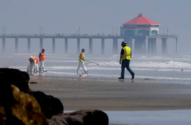 October 4, 2021, Huntington Beach, California, USA: October 4th 2021, Huntington Beach, California, USA: Environmental volunteers continue cleanup oil and residue that has washed ashore at Bolsa Chica State Beach. The pipeline oil spill has resulted in beach closures along a twenty mile stretch of Orange County. Huntington Beach USA - ZUMAl167 20211004_znp_l167_040 Copyright: xRonxLyonx