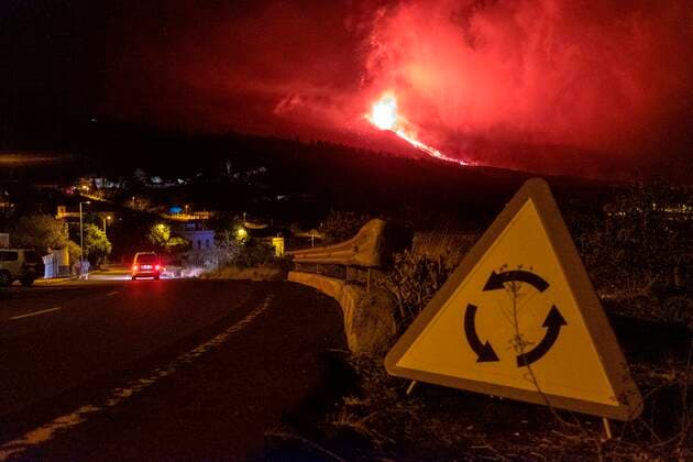 Bilder des Jahres 2021, News 10 Oktober News Themen der Woche KW40 News Bilder des Tages View of the volcano in eruption in La Palma, Canary Islands, Spain, early 05 October 2021. The main cone of the La Palma volcano suffered a partial collapse of its structure on 03 October while effusive activity increased after 15 days of its beginning. Volcano eruption in La Palma !ACHTUNG: NUR REDAKTIONELLE NUTZUNG!  Copyright: xCarlosxdexSaáx GRAFCAN4189 20211005-2981f7ae0221bff5ed825fec0283b95354f75aa0