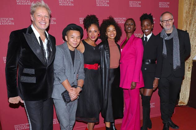 Uwe Fahrenkrog Petersen and Waris Dirie with the cast of Wüstenblume at the award ceremony of the German Musical Theatre Prize 2020 21 at Schmidts Tivoli Hamburg, 04 10 2021 Foto:xgbrcix xFuturexImage