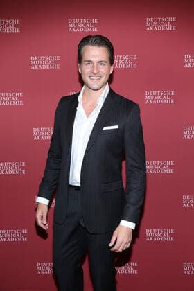 Hamburg, Germany 04 October 2021 Alexander Klaws at the award ceremony German Musical Theatre Prize 2020 21 during a festive gala in Hamburg at Schmidts Tivoli Schmidts Tivoli Hamburg Copyright: xFotostandx xMeyerx