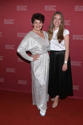 Hamburg, Germany 04 October 2021 Gayle Tufts and Tessa Aust at the German Musical Theatre Award 2020 21 ceremony during a gala in Hamburg at Schmidts Tivoli Schmidts Tivoli Hamburg Copyright: xFotostandx xMeyerx