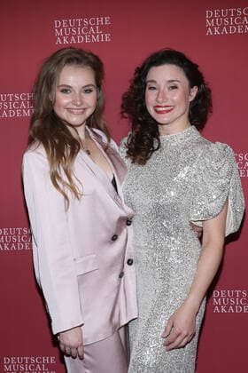 Hamburg, Germany 04 October 2021 Vajen van den Bosch and Jeannine Michele Wacker at the award ceremony German Musical Theatre Award 2020 21 during a festive gala in Hamburg at Schmidts Tivoli Schmidts Tivoli Hamburg Copyright: xFotostandx xMeyerx