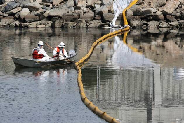 (211005) -- LOS ANGELES, Oct. 5, 2021 -- Workers collect oil from the sea water at Huntington Beach, Orange County, California, the United States, Oct. 4, 2021. A massive oil spill off the Orange County coast in Southern California prompted the closure of a 9-kilometer long beachfront area on Sunday, and crews from California Department of Fish and Wildlife (CDFW) are cleaning up the pollution from facilities in federal waters. U.S.-CALIFORNIA-MASSIVE OIL SPILL-CLEANING UP GaoxShan 