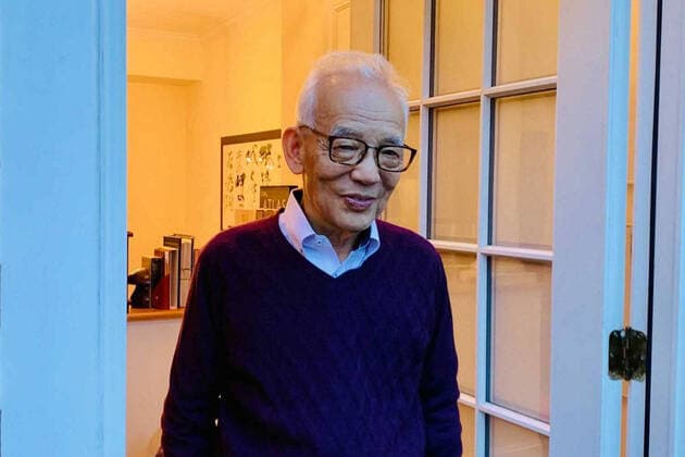 Bilder des Jahres 2021, News 10 Oktober News Themen der Woche KW40 Princeton University professor Syukuro Suki Manabe greets the media at his home in Princeton on the morning of October 5, 2021, soon after learning he was awarded a share of the 2021 Nobel Prize in physics. The Nobel Prize in Physics 2021 was awarded for groundbreaking contributions to our understanding of complex systems with one half jointly to Syukuro Manabe and Klaus Hasselmann for the physical modeling of Earth s climate, quantifying variability and reliably predicting global warming and the other half to Giorgio Parisi for the discovery of the interplay of disorder and fluctuations in physical systems from atomic to planetary scales.  WAX2021100501 DENISExAPPLEWHITE