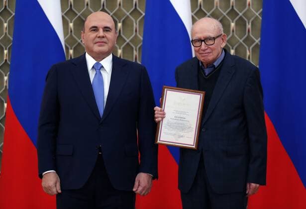 Russia Mishustin Education Award 6666183 05.10.2021 Russian Prime Minister Mikhail Mishustin and Alexander Kosarikov, scientific director of the autonomous non-profit organization Institute of consulting of ecological projects attend a ceremony to award commendations and state prizes in the field of education and mark Teachers Day, in Moscow, Russia. Dmitry Astakhov Sputnik Moscow Russia  Copyright: xDmitryxAstakhovx