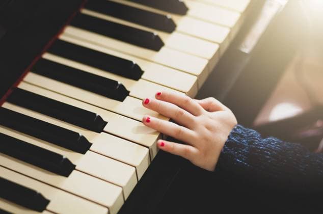 girl,learning,piano,piano playing,girls,pianos,piano play,piano playings 1un-g6u
