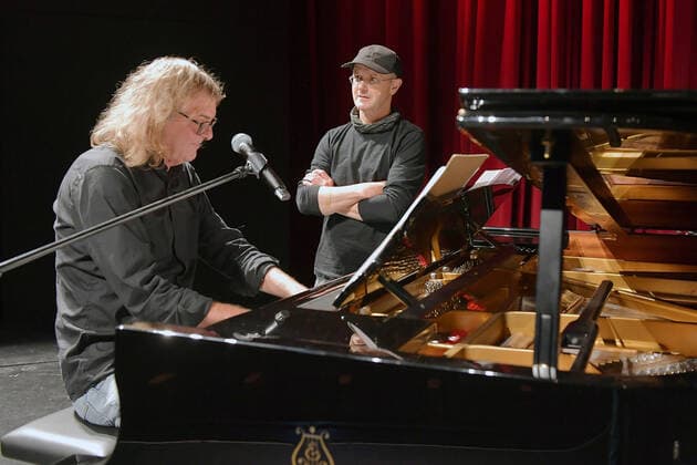 Ansurditäten aus der neuen schönen Welt With anarchistic fireworks to illuminate the absurdities of this new beautiful world, Steffen Mensching Hans Eckardt Wenzel li come as a mixed double with songs and texts in a musical reading Copyright: xUwe-JensxIgelx