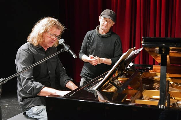 Ansurditäten aus der neuen schönen Welt With anarchistic fireworks to illuminate the absurdities of this new beautiful world, Steffen Mensching Hans Eckardt Wenzel li come as a mixed double with songs and texts in a musical reading Copyright: xUwe-JensxIgelx