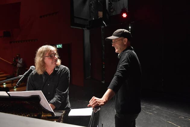 Ansurditäten aus der neuen schönen Welt With anarchistic fireworks to illuminate the absurdities of this new beautiful world, Steffen Mensching Hans Eckardt Wenzel li come as a mixed double with songs and texts in a musical reading Copyright: xUwe-JensxIgelx