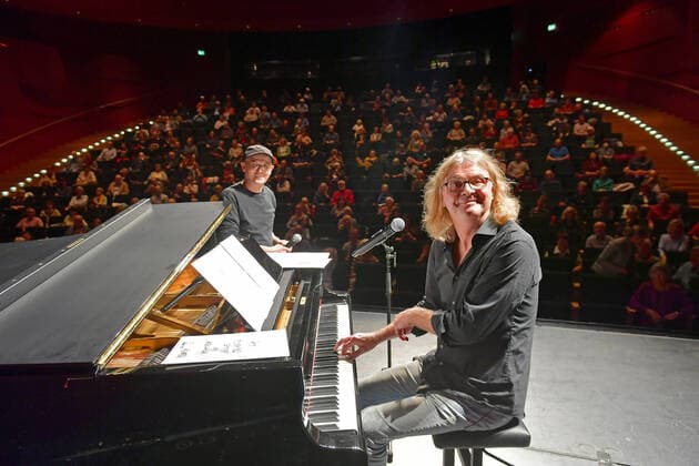 Ansurditäten aus der neuen schönen Welt With anarchistic fireworks to illuminate the absurdities of this new beautiful world, Steffen Mensching Hans Eckardt Wenzel li come as a mixed double with songs and texts in a musical reading Copyright: xUwe-JensxIgelx