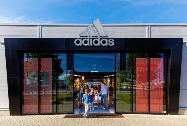 Customers enter Adidas Brand Store, Outlet, Adidas AG, Herzogenaurach, Middle Franconia, Franconia, Bavaria, Germany, Europe Copyright: imageBROKER NorbertxProbst iblnpr07152235.jpg