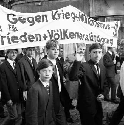 Antikriegstag 1965 und 1966 DEU, Deutschland, Dortmund: Der Antikriegstag von Gewerkschaften und anderen demokratischen Organisationen begangen wurde der Tag des Eintritts Hitlers am 1.9.1939 . Heute, wie hier in verschieden deutschen Staedten in den Jahren 1965-6 , verurteilen die Teilnehmer auch andere Kriege mit vielfaeltigen Aktionen. DEU, Germany, Dortmund: The anti-war day celebrated by trade unions and other democratic organizations was the day of Hitler s entry on 1.9.1939 . Today, as here in various German cities in 1965-6 , participants also condemn other wars with many actions. NRW *** Anti war day 1965 and 1966 DEU, Germany, Dortmund The anti war day celebrated by trade unions and other democratic organizations was the day of