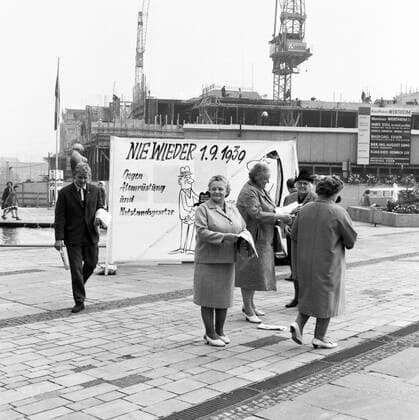 Antikriegstag 1965 und 1966 DEU, Deutschland, Dortmund: Der Antikriegstag von Gewerkschaften und anderen demokratischen Organisationen begangen wurde der Tag des Eintritts Hitlers am 1.9.1939 . Heute, wie hier in verschieden deutschen Staedten in den Jahren 1965-6 , verurteilen die Teilnehmer auch andere Kriege mit vielfaeltigen Aktionen. DEU, Germany, Dortmund: The anti-war day celebrated by trade unions and other democratic organizations was the day of Hitler s entry on 1.9.1939 . Today, as here in various German cities in 1965-6 , participants also condemn other wars with many actions. NRW *** Anti war day 1965 and 1966 DEU, Germany, Dortmund The anti war day celebrated by trade unions and other democratic organizations was the day of
