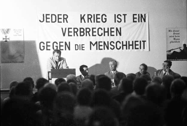 Antikriegstag 1965 und 1966 DEU, Deutschland, Dortmund: Der Antikriegstag von Gewerkschaften und anderen demokratischen Organisationen begangen wurde der Tag des Eintritts Hitlers am 1.9.1939 . Heute, wie hier in verschieden deutschen Staedten in den Jahren 1965-6 , verurteilen die Teilnehmer auch andere Kriege mit vielfaeltigen Aktionen. DEU, Germany, Dortmund: The anti-war day celebrated by trade unions and other democratic organizations was the day of Hitler s entry on 1.9.1939 . Today, as here in various German cities in 1965-6 , participants also condemn other wars with many actions. NRW *** Anti war day 1965 and 1966 DEU, Germany, Dortmund The anti war day celebrated by trade unions and other democratic organizations was the day of