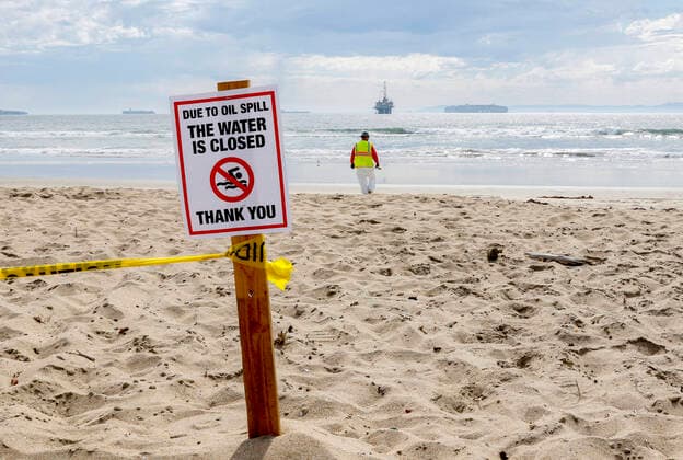 October 4, 2021, Huntington Beach, California, USA: Environmental volunteers continue cleanup oil and residue that has washed ashore at Bolsa Chica State Beach and the Bolsa Chica Wetlands. The pipeline oil spill has resulted in beach closures along a twenty mile stretch of Orange County. Huntington Beach USA - ZUMAl167 20211004_znp_l167_006 Copyright: xRonxLyonx