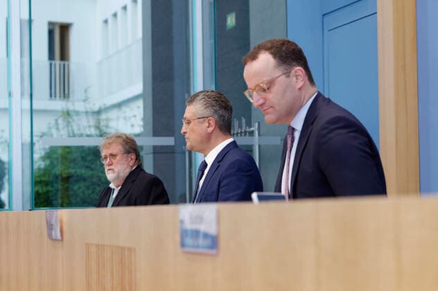 Vaccinate against Corona and influenza 2021 10 06, Germany, Berlin Federal Press Conference The Federal Minister of Health, Prof Dr Lothar H Wieler, President of the Robert Koch Institute, and the Chairman of the Standing Commission on Vaccination STIKO provide information on the status of the fight against Corona and on influenza vaccinations