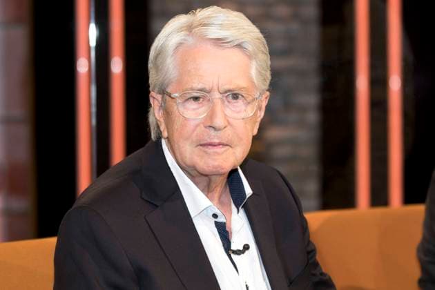 3nach9 Talkshow im Bild: Frank Elstner Dieser Mann hat einen großen Teil des deutschen Fernsehens geprägt: Frank Elstner. Seinen Namen verbinden Millionen von Zuschauerinnen und Zuschauern bis heute mit der von ihm erfundenen Show Wetten, dass..? , aber natürlich auch mit Sendungen wie Die Montagsmaler , Jeopardy oder Menschen der Woche . Vor einiger Zeit erkrankte der Entertainer an Parkinson. Welche ersten Anzeichen der 79-Jährige spürte, wie er mit der Diagnose zurechtkam und wie es ihm heute geht, erzählt der Baden-Badener bei 3nach9. DEU, Bremen, Radio Bremen, 3nach9, Live-Aufzeichnung vom 05.10.2021, *** 3nach9 Talkshow im Bild Frank Elstner This man has shaped a large part of German television Frank Elstner His name is sti