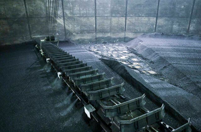 IMAGO Nature: Unsere Erde, Energiequellen, Kohlekraftwerke Germany, coal power station Germany, Hamburg, Vattenfall coal power station Moorburg, switched off in july 2021 as part of german coal exit, coal storage *** DEUTSCHLAND, Hamburg, Vattenfall Kohlekraftwerk Moorburg, in Betriebnahme 2015, letzter Betrieb vor endgültiger Abschaltung im Juli 2021, Kohlekreislager mit den Resten importierter Steinkohle Hamburg Germany