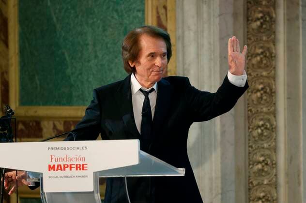 Spanish singer Raphael reacts after receiving the Life Achievement award during the Mapfre Foundation Social Award handout ceremony at Madrid s Casino, Spain, 06 October 2021. Spain s Emeritus Queen Sofia chairs Mapfre Foundation Social Award ceremony !ACHTUNG: NUR REDAKTIONELLE NUTZUNG!  Copyright: xMariscalx GRAF7044 20211006-b765468244865f4619b5f2e7b8b994ce8ba507e6