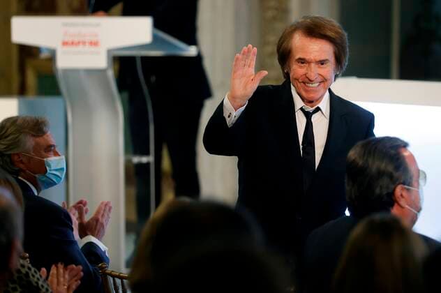 Spanish singer Raphael reacts after receiving the Life Achievement award during the Mapfre Foundation Social Award handout ceremony at Madrid s Casino, Spain, 06 October 2021. Spain s Emeritus Queen Sofia chairs Mapfre Foundation Social Award ceremony !ACHTUNG: NUR REDAKTIONELLE NUTZUNG!  Copyright: xMariscalx GRAF7042 20211006-6f2455eeafc6433ba96af3feae4f422d44d121d8