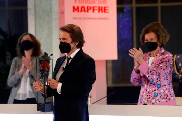 Spanish singer Raphael reacts after receiving the Life Achievement award during the Mapfre Foundation Social Award handout ceremony at Madrid s Casino, Spain, 06 October 2021. Spain s Emeritus Queen Sofia chairs Mapfre Foundation Social Award ceremony !ACHTUNG: NUR REDAKTIONELLE NUTZUNG!  Copyright: xMariscalx GRAF7040 20211006-82efe85616139654666472240d5086be12d43261