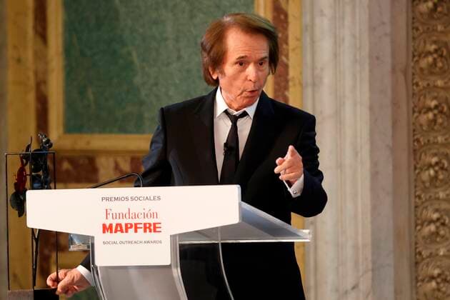 Spanish singer Raphael reacts after receiving the Life Achievement award during the Mapfre Foundation Social Award handout ceremony at Madrid s Casino, Spain, 06 October 2021. Spain s Emeritus Queen Sofia chairs Mapfre Foundation Social Award ceremony !ACHTUNG: NUR REDAKTIONELLE NUTZUNG!  Copyright: xMariscalx GRAF7037 20211006-ab3597feccd1539ca8fbe999ec277f536a5feee5