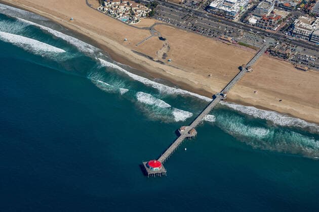 October 5, 2021, Huntington Beach, California, USA: Huntington Beach Pier has been using tractors to collect the oil-tar that has come on the beach. Workers are on the beach collecting the tar. A major oil spill dumped 126,000-gallon oil from an offshore oil platform. Huntington Beach USA - ZUMAhz1_ 20211005_new_hz1_009 Copyright: xMarkxHoltzmanx