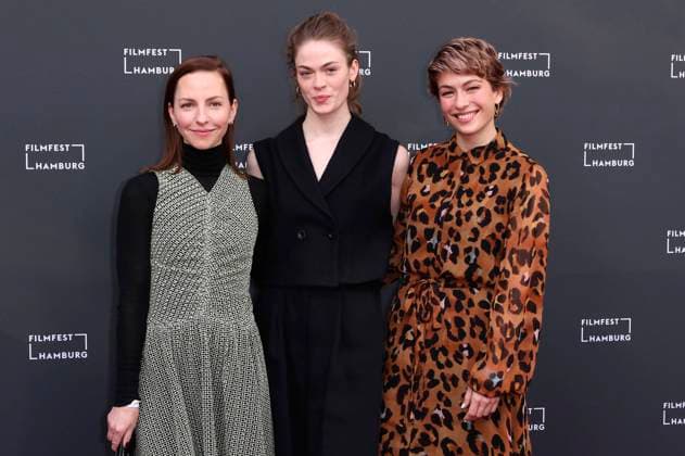 Katharina Schüttler, Pauline Renevier and Henriette Confurius at the premiere of the ARD TV movie Das Weiße Haus am Rhein at the 29 Filmfest Hamburg 2021 at Cinemaxx Dammtor Hamburg, 06 10 2021 Foto:xC.xTamckex xFuturexImage
