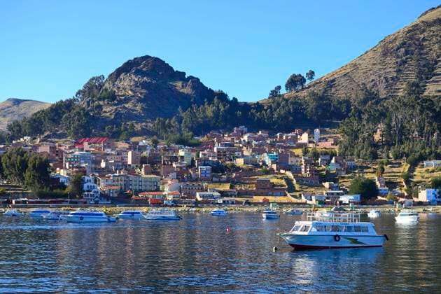  Boote im Hafen von Copacabana, Titicacasee, Departement La Paz, Bolivien, Südamerika *** Boats in the harbour of Copacabana, Lake Titicaca, Department of La Paz, Bolivia, South America Copyright: imageBROKER/PeterxGiovannini ibxgiv07151674.jpg