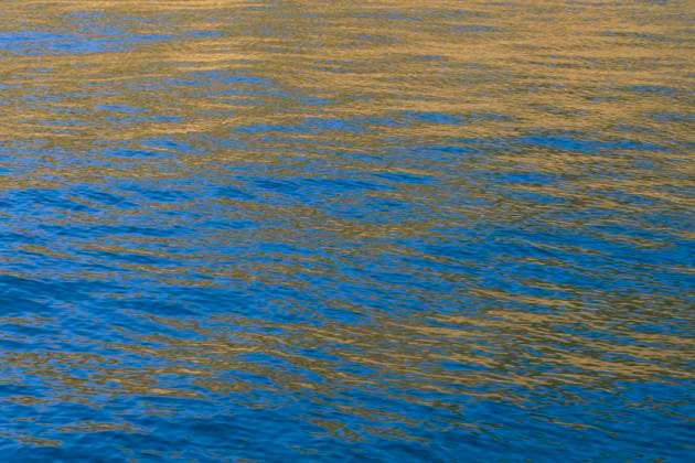  Spiegelung auf der Wasseroberfläche, Titicacasee, Departement La Paz, Bolivien, Südamerika *** Reflection on the water surface, Lake Titicaca, Department of La Paz, Bolivia, South America Copyright: imageBROKER/PeterxGiovannini ibxgiv07151702.jpg
