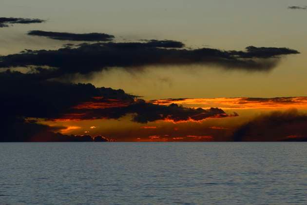  Glühender Himmel mit Wolken über dem See bei Sonnenuntergang, Titicacasee, Departement La Paz, Bolivien, Südamerika *** Glowing sky with clouds over the lake at sunset, Lake Titicaca, Department of La Paz, Bolivia, South America Copyright: imageBROKER/PeterxGiovannini ibxgiv07151712.jpg