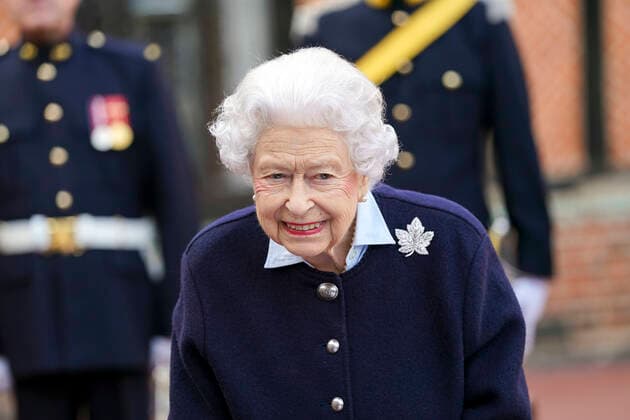 . 06 10 2021. Windsor, United Kingdom. Queen Elizabeth II meets members of the Royal Regiment of Canadian Artillery at Windsor Castle, United Kingdom.  xPoolx xi-Imagesx IIM-22658-0003