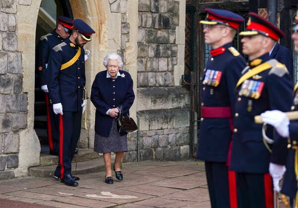. 06 10 2021. Windsor, United Kingdom. Queen Elizabeth II meets members of the Royal Regiment of Canadian Artillery at Windsor Castle, United Kingdom.  xPoolx xi-Imagesx IIM-22658-0012