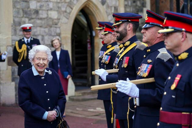 Bilder des Jahres 2021, Entertainment 10 Oktober Entertainment Themen der Woche KW40 Entertainment Bilder des Tages . 06 10 2021. Windsor, United Kingdom. Queen Elizabeth II meets members of the Royal Regiment of Canadian Artillery at Windsor Castle, United Kingdom.  xPoolx xi-Imagesx IIM-22658-0021