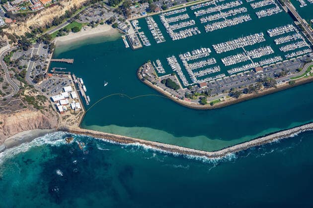 October 5, 2021, Dana Point, California, USA: Close up over Dana Point Harbor showing the oil boom attempting to keep the oil from coming in. A major oil spill dumped 126,000-gallon oil from an offshore oil platform. Dana Point USA - ZUMAhz1_ 20211005_new_hz1_016 Copyright: xMarkxHoltzmanx