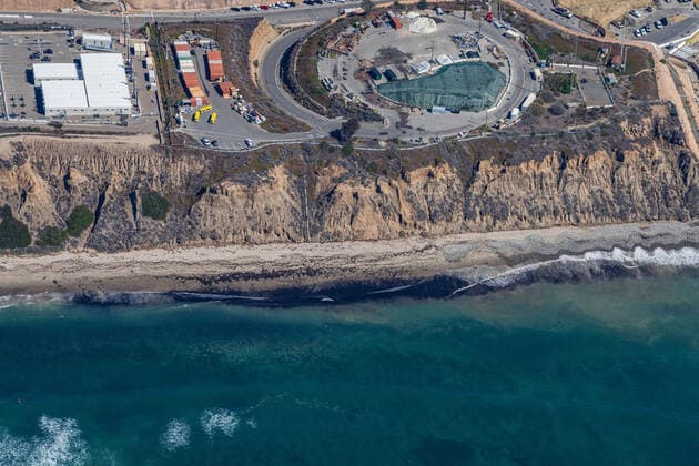 October 5, 2021, San Clemente, California, USA: Oil is seen on the beaches of San Onofre, 3 miles south of San Clemente in San Diego County. A major oil spill dumped 126,000-gallon oil from an offshore oil platform. San Clemente USA - ZUMAhz1_ 20211005_new_hz1_018 Copyright: xMarkxHoltzmanx