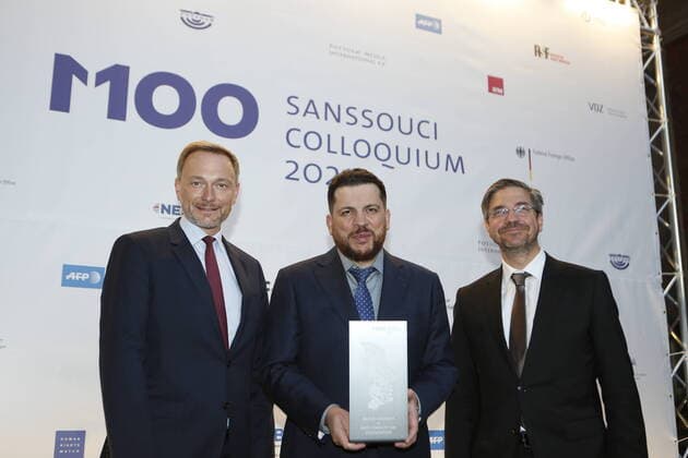 Bilder des Jahres 2021, News 10 Oktober News Themen der Woche KW40 News Bilder des Tages Germany: M100 Sanssouci Colloquium 2021 in Potsdam Potsdam: The photo shows Leonid Volkov, who received the M100 Media Award instead of the arrested Alexei Navalny accepts, laudator Christian Lindner (FDP), Potsdam s Lord Mayor Mike Schubert, At the M100 Sanssouci Colloquium and the M100 Media Award ceremony, around 100 international representatives from the media, politics and science will discuss the challenges media and democracy face in a time of seemingly perpetual crises and how they deal with this responsibility. Potsdam Brandenburg Germany Copyright: SimonexKuhlmey