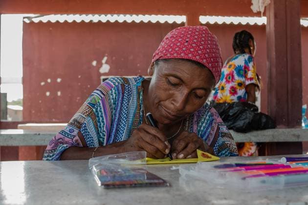 IMAGO Cultures of the world, Wayuu Volk in Kolumbien September 27, 2021, Mayapo, La Guajira, Colombia: An elder Wayuu indigenous community member makes handcrafts during a Humanitarian Mission developed by De Corazon Guajira in Mayapo at La Guajira - Colombia were they visited the Wayuu indigenous communities Pactalia, Poromana, Perrohuila on September 27, 2021. The Guajira region in Colombia is the poorest region in Colombia, with its people commongly living without drinkable water, electricity and food. Mayapo Colombia - ZUMAvp1_ 20210927_zia_vp1_003 Copyright: xMiyerxJuanax